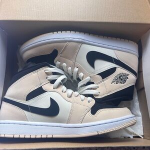 Jordan 1 mid barely orange